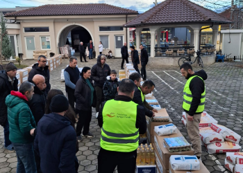 Fondacioni Behxhet Pacolli shpërndan pako ushqimore në Xhaminë e Hajvalisë gjatë Ramazanit