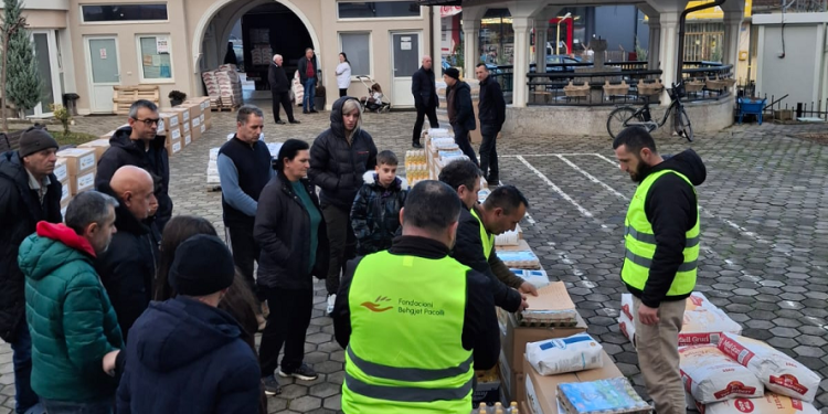 Fondacioni Behxhet Pacolli shpërndan pako ushqimore në Xhaminë e Hajvalisë gjatë Ramazanit