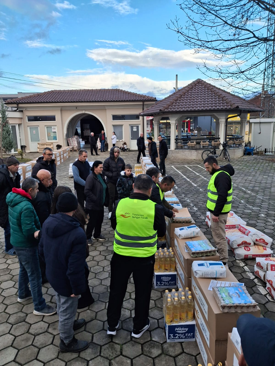 Fondacioni Behxhet Pacolli shpërndan pako ushqimore në Xhaminë e Hajvalisë gjatë Ramazanit