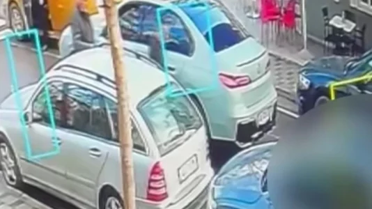 Publikohen pamjet, momenti kur 31-vjeçari në Tiranë u sulmua për vdekje me thikë nga i dyshuari