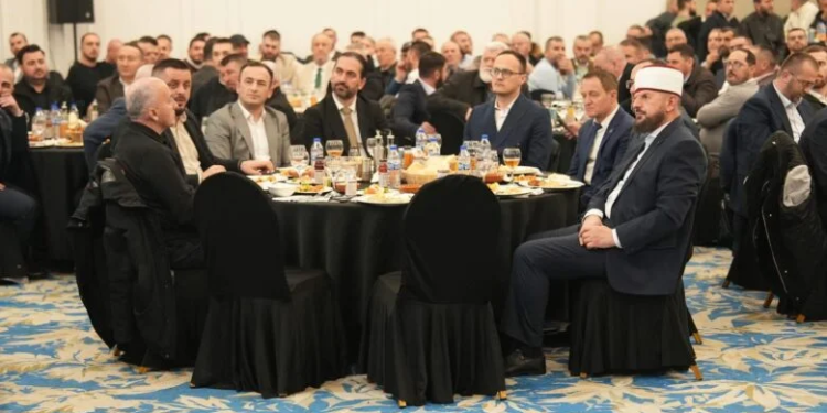 Iftari i Shefqet Krasniqi bashkë pozitë e opozitë, ja politikanët që ishin prezent