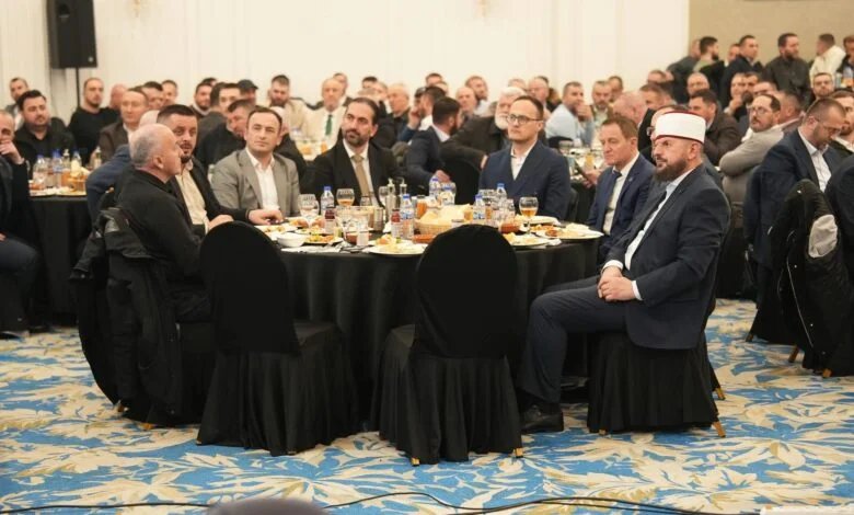 Iftari i Shefqet Krasniqi bashkë pozitë e opozitë, ja politikanët që ishin prezent