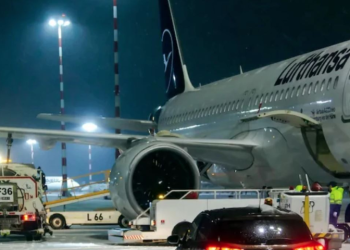 Stuhia e borës godet Mynihun: Rreth 500 pasagjerë e kaluan natën të mbyllur në aeroplanë