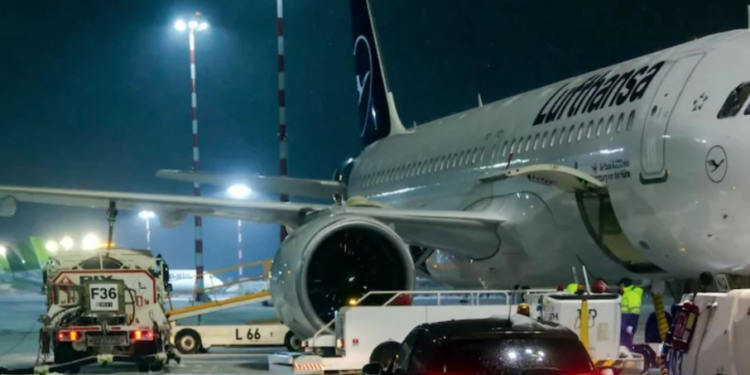 Stuhia e borës godet Mynihun: Rreth 500 pasagjerë e kaluan natën të mbyllur në aeroplanë