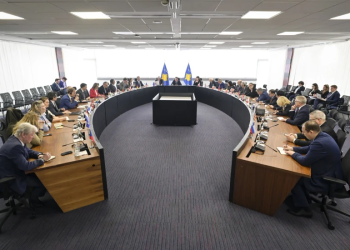 Kurti takon ambasadorët për nisjen e zbatimit të Ligjit të Automjeteve për të Huajt