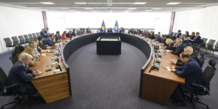 Kurti takon ambasadorët për nisjen e zbatimit të Ligjit të Automjeteve për të Huajt