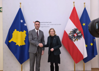 Konjufca nis punën si kryediplomat, takohet me ministren austriake