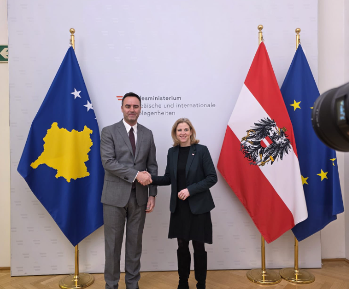 Konjufca nis punën si kryediplomat, takohet me ministren austriake