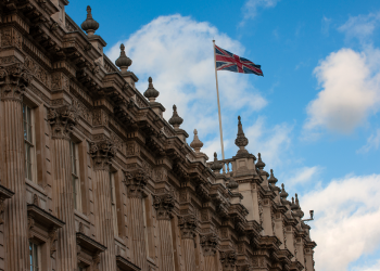 “Shkundet” qeveria britanike, dy dorëheqje në 24 orë