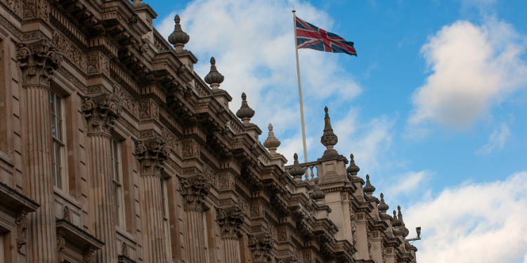 “Shkundet” qeveria britanike, dy dorëheqje në 24 orë