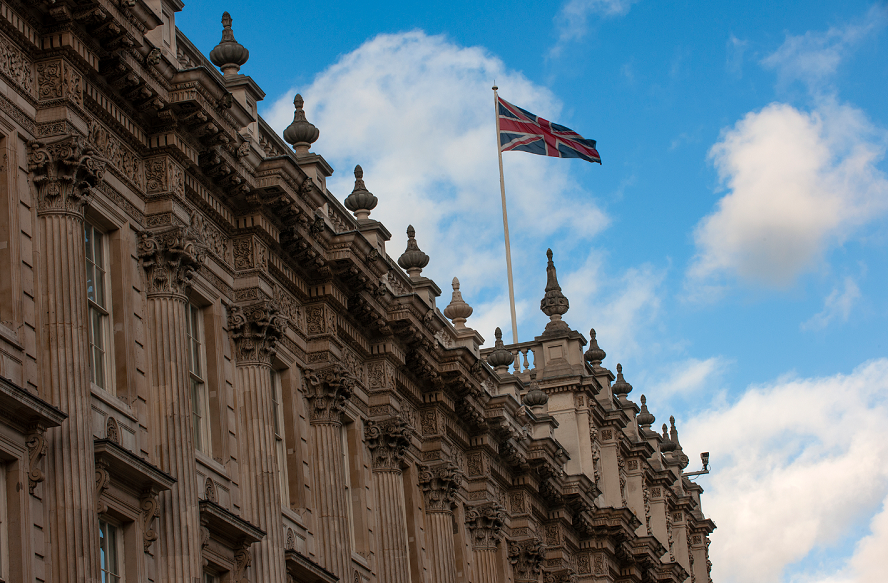 “Shkundet” qeveria britanike, dy dorëheqje në 24 orë