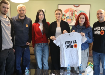 “Liria ka Emër” viziton familjen e Rexhep Selimit, thirrje për marshin e 17 shkurtit