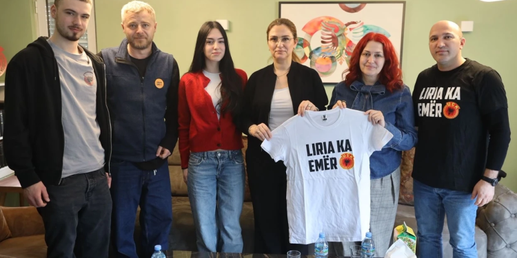 “Liria ka Emër” viziton familjen e Rexhep Selimit, thirrje për marshin e 17 shkurtit