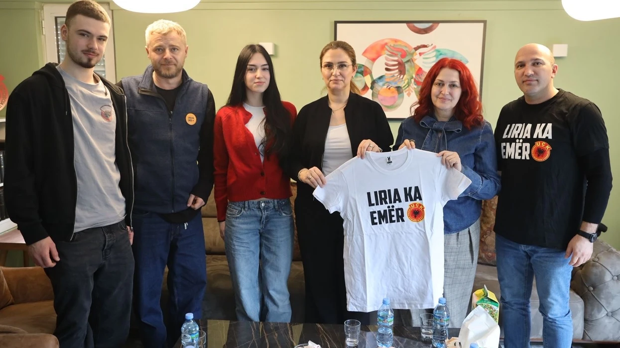 “Liria ka Emër” viziton familjen e Rexhep Selimit, thirrje për marshin e 17 shkurtit