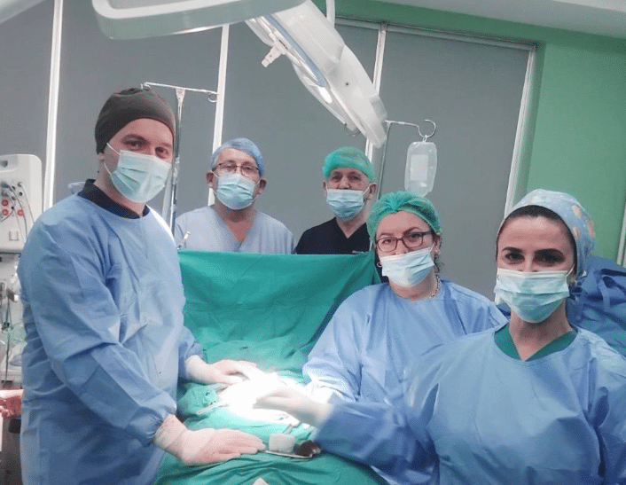 Rast i rrallë në Spitalin e Mitrovicës: Mjekët heqin tumor 4 kilogramësh nga barku i pacientes