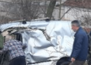 Aksident trafiku në Grabovc, dy persona të lënduar pas përplasjes mes trenit dhe veturës