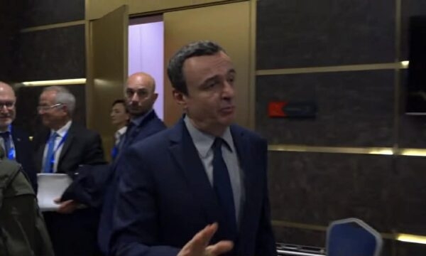 Kurti pyetet për “koalicion qeverisës”, “aktgjykimin”, s’deklarohet, u thotë gazetarëve se është shumë vonë