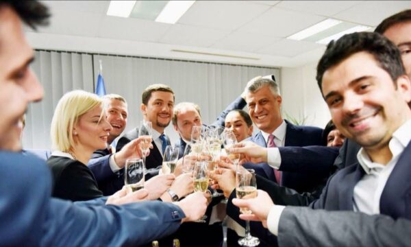 Behrami publikon foto nga dita kur Thaçi u zgjodh President: Sot, Kosovës i mungon më shumë se kurrë!