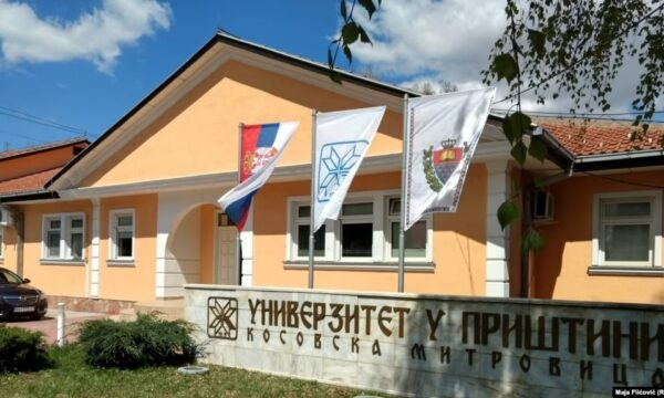 Qeveria e Kosovës pa qëndrim të qartë se me çfarë modeli do ta integrojë arsimin dhe shëndetësinë e serbëve