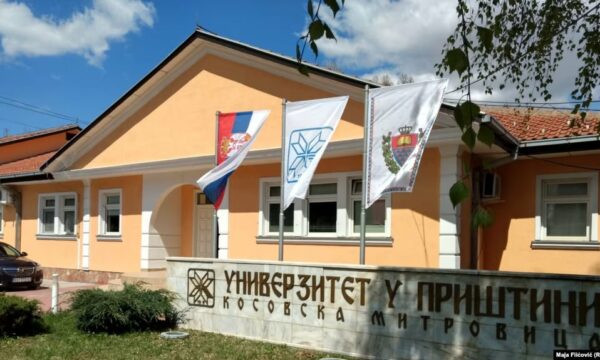 Qeveria e Kosovës pa qëndrim të qartë se me çfarë modeli do ta integrojë arsimin dhe shëndetësinë e serbëve