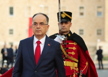 Edhe Bajram Begaj vjen në Kosovë, merr pjesë në protestë