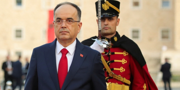 Edhe Bajram Begaj vjen në Kosovë, merr pjesë në protestë