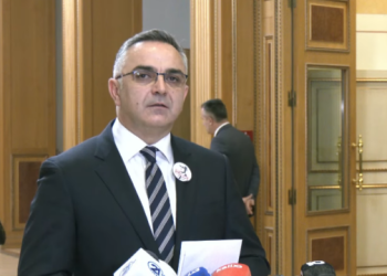Tahiri: Kosova humbi një vit, pakoja me nënkryetarët kamuflim i LVV-së që e quajti Simiqin terrorist dhe sot e votoi