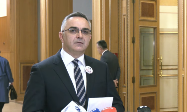 Tahiri: Kosova humbi një vit, pakoja me nënkryetarët kamuflim i LVV-së që e quajti Simiqin terrorist dhe sot e votoi