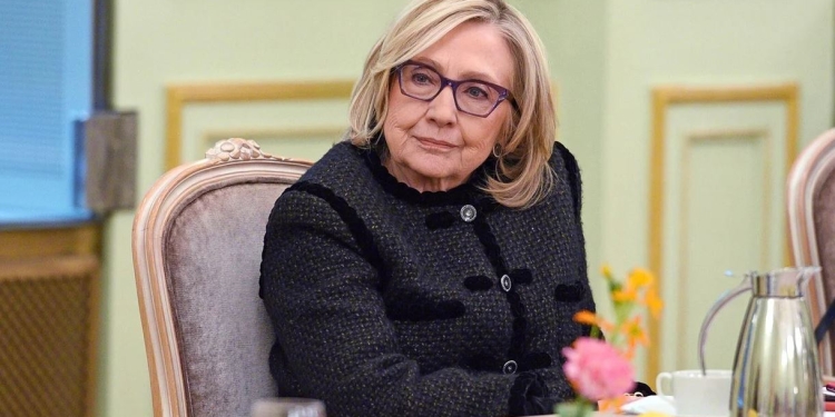 “Nuk kam fluturuar kurrë me avionin e tij dhe as nuk kam vizituar ishullin” – Hillary Clinton në Dhomën e Përfaqësuesve mohon akuzat për lidhjen me Jeffrey Epstein