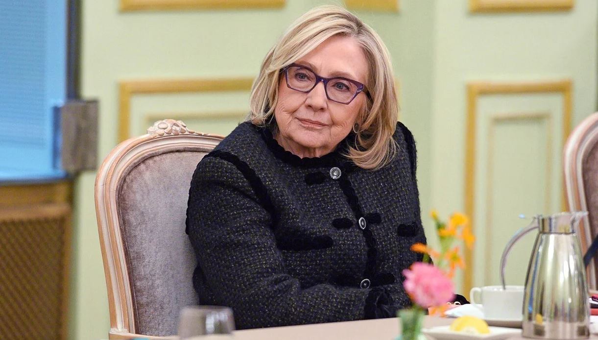 “Nuk kam fluturuar kurrë me avionin e tij dhe as nuk kam vizituar ishullin” – Hillary Clinton në Dhomën e Përfaqësuesve mohon akuzat për lidhjen me Jeffrey Epstein