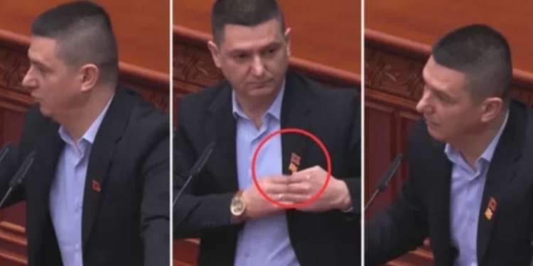 Deputeti shqiptar në Maqedoni qortohet nga Mickoski për flamurin kuq e zi në kostum
