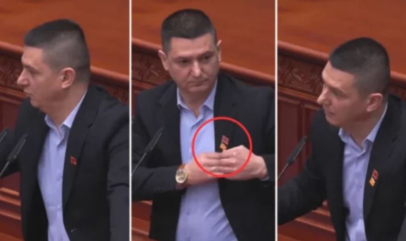 Deputeti shqiptar në Maqedoni qortohet nga Mickoski për flamurin kuq e zi në kostum