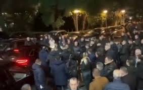 Deputeti i PD-së goditet në kokë gjatë protestës në Tiranë, bartet me urgjencë në spital