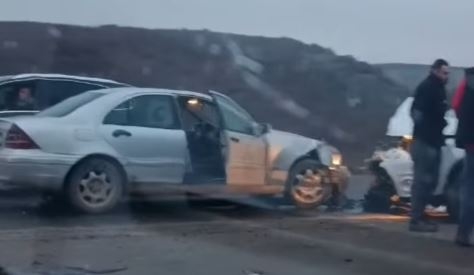 Aksident në Dollc të Klinës, përplasen disa vetura