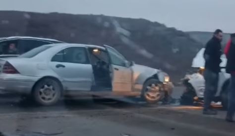 Aksident në Dollc të Klinës, përplasen disa vetura