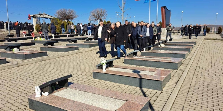 OVL-UÇK bën homazhe në 28-vjetorin e masakrave në Likoshan e Çirez