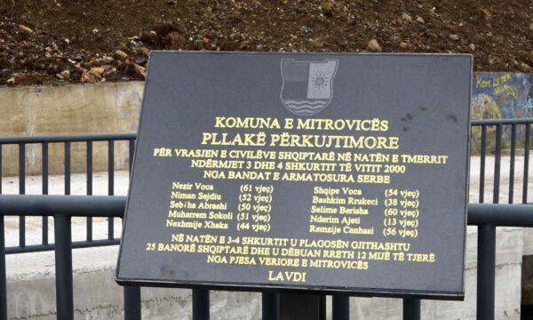 Vendoset pllaka përkujtimore për viktimat e “Natës së Tmerrit” në Mitrovicë