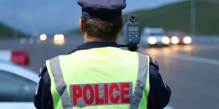Kapet duke vozitur 104 km/h në zonën 40, gjobitet shoferi e i merret leja