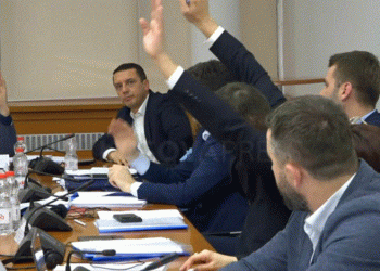 ​Komisioni për Buxhet dyfishon mbështetjen financiare për katërshen e UÇK-së në Hagë, Geci voton kundër me dy duar