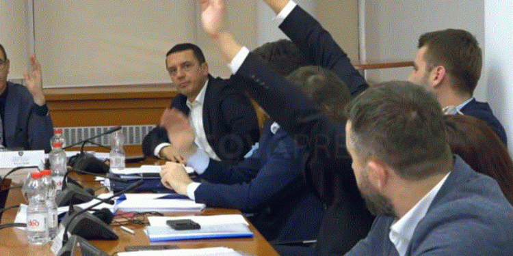 ​Komisioni për Buxhet dyfishon mbështetjen financiare për katërshen e UÇK-së në Hagë, Geci voton kundër me dy duar