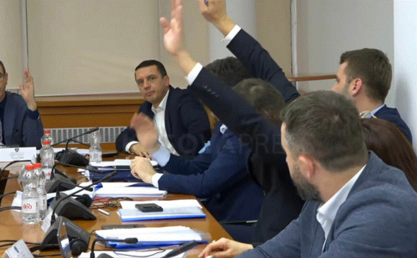 ​Komisioni për Buxhet dyfishon mbështetjen financiare për katërshen e UÇK-së në Hagë, Geci voton kundër me dy duar