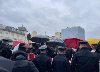 “Hajde poshtë, dil para popullit”, Protestuesit thirrje Kurtit