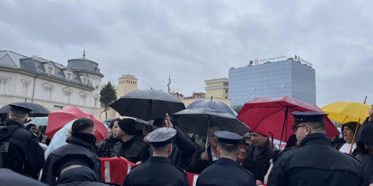 “Hajde poshtë, dil para popullit”, Protestuesit thirrje Kurtit