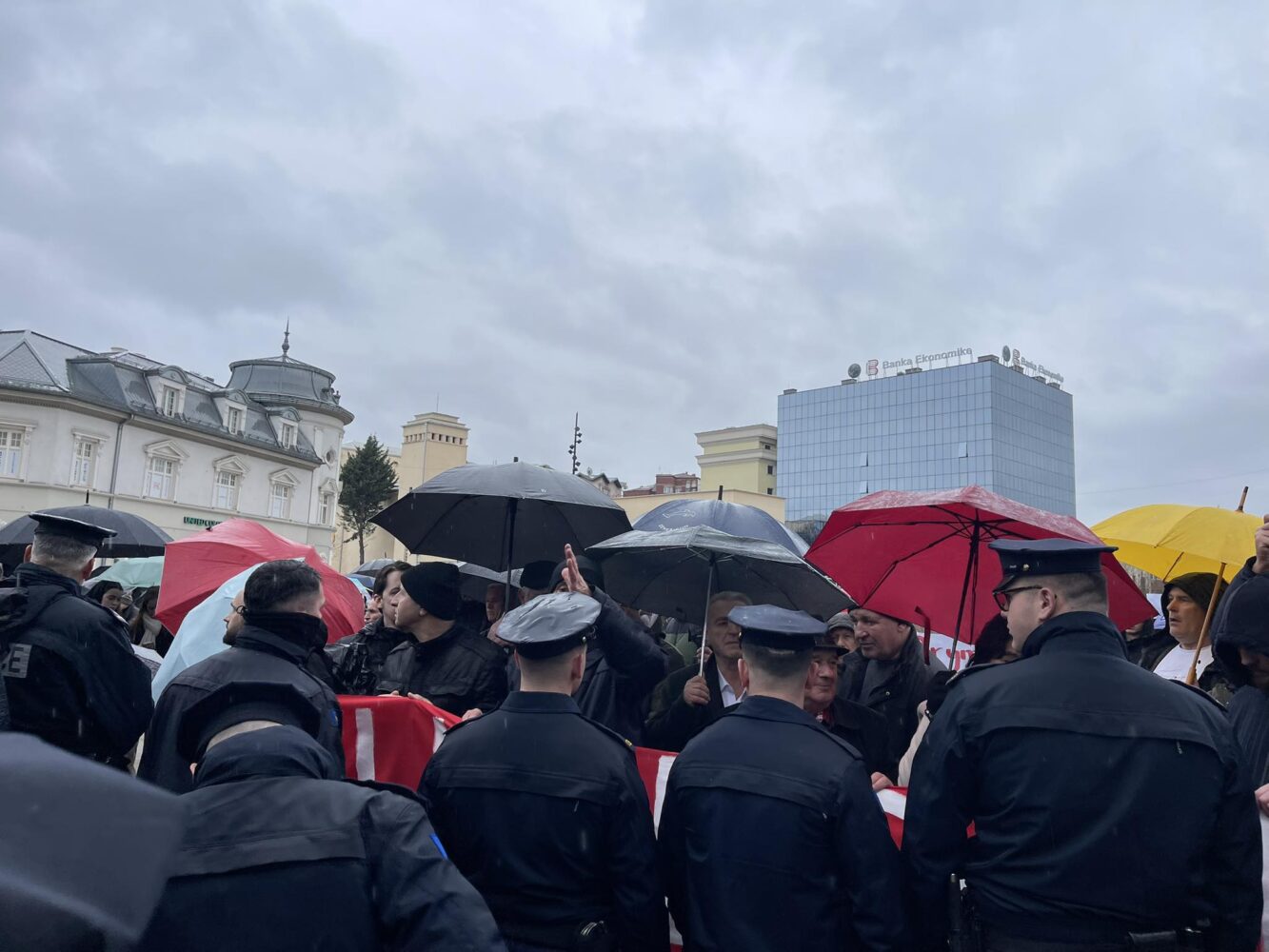 “Hajde poshtë, dil para popullit”, Protestuesit thirrje Kurtit