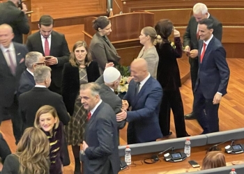 Rifat Jashari e Haradinaj me përshëndetje të ngrohtë e shtrëngim duarsh në 18-vjetorin e Pavarësisë