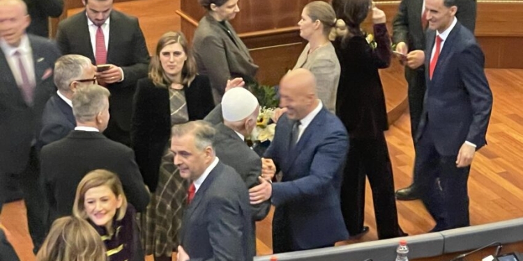 Rifat Jashari e Haradinaj me përshëndetje të ngrohtë e shtrëngim duarsh në 18-vjetorin e Pavarësisë