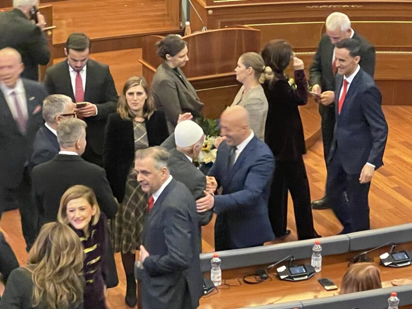 Rifat Jashari e Haradinaj me përshëndetje të ngrohtë e shtrëngim duarsh në 18-vjetorin e Pavarësisë