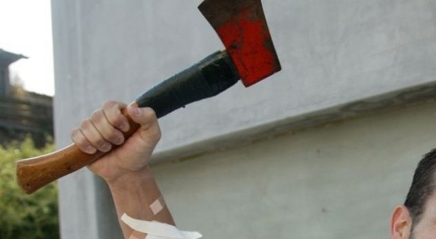 E rëndë: Djali dyshohet se goditi me sëpatë babain në Deçan