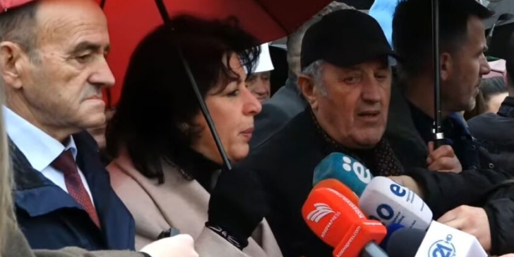 Qytetarja: Ata vozitin xhipa të zi, populli po mbetet në terr, çfarë të hamë e të pimë ne?