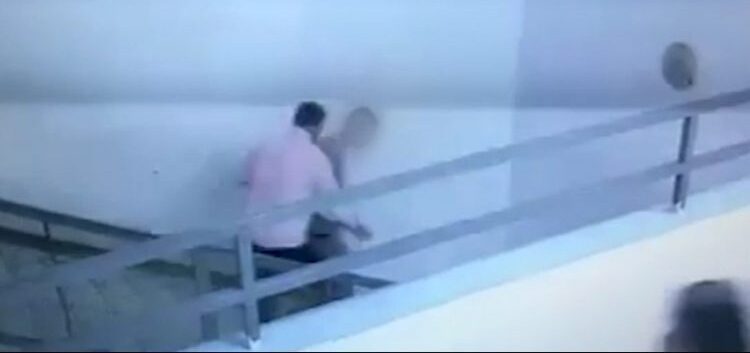 Jo vetëm arsimtari – dalin pamjet se si drejtori i shkollës “Pavarësia” godet nxënësin me shuplakë, nisin hetimet edhe për të